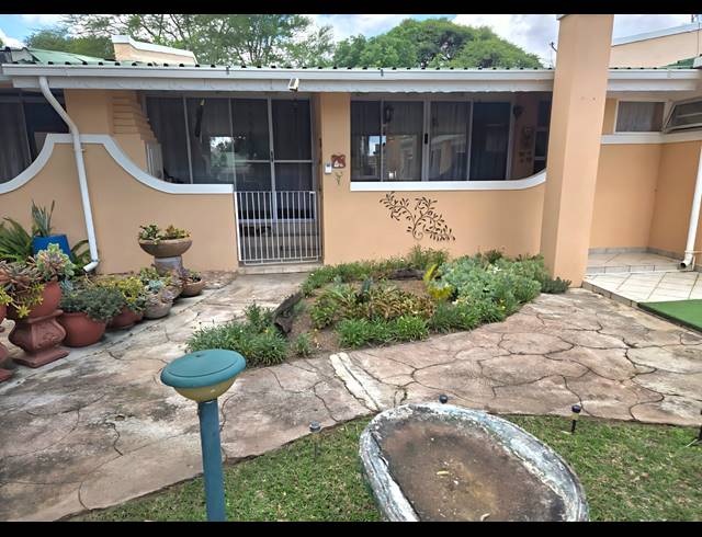 3 BEDROOM RETIREMENT UNIT FOR SALE IN ROOIBERG